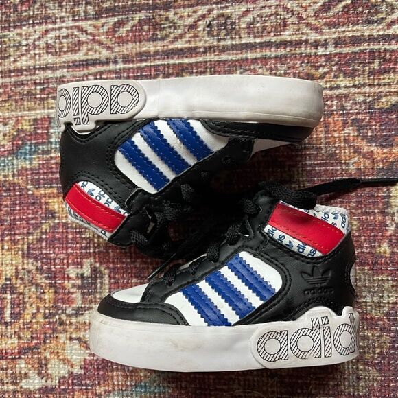 Adidas Infant boys size 4 High-Top Sneakers - Black, Blue, Red - Picture 4 of 8